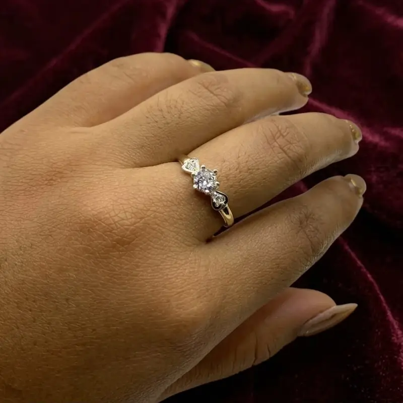 Anillo Solitario Corazones puesto en la mano