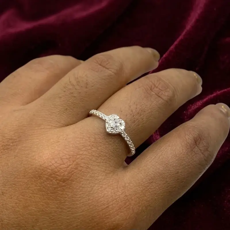 Anillo Corazón Cristal puesto en la mano