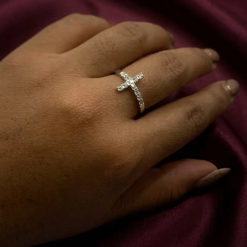 Anillo Cruz de Cristal puesto en la mano