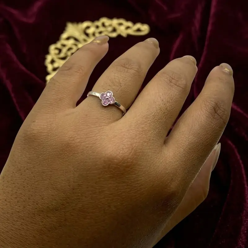 Anillo Trébol Rosa puesto en la mano