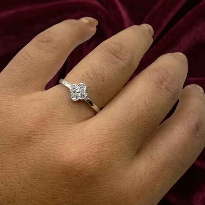 Anillo Trébol Cristal puesto en la mano