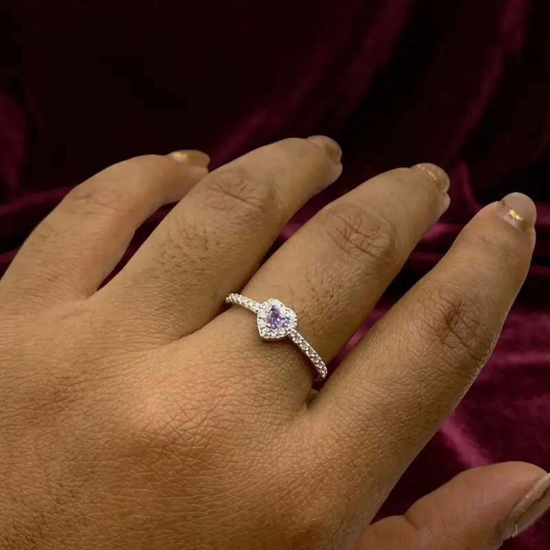 Anillo Corazón Lavanda puesto en la mano