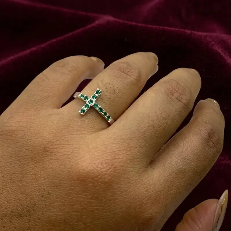 Anillo Cruz Esmeralda puesto en la mano