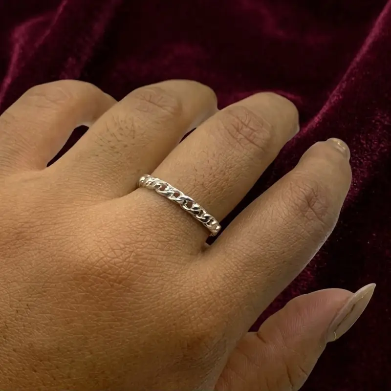 Anillo Eslabones puesto en la mano