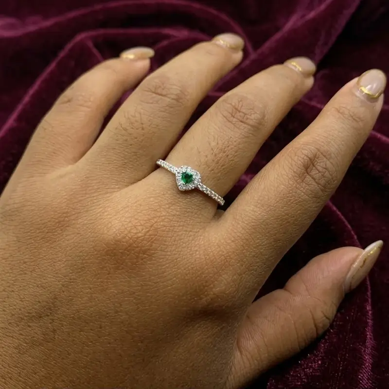 Anillo Corazón Esmeralda puesto en la mano